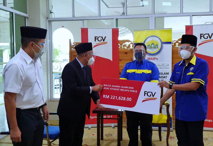 FGV Holdings serah RM221,628 zakat perniagaan kepada MAIPs