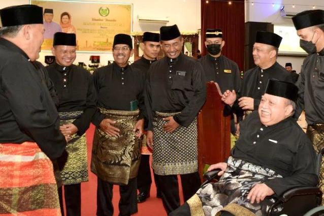 Raja Perlis berangkat ke majlis berbuka puasa bersama anggota infantri renjer dan polis tentera
