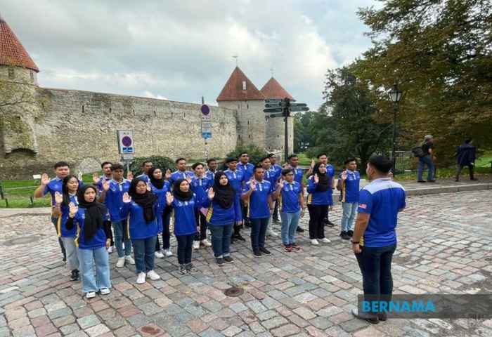 MAHASISWA UNIMAP PERSEMBAH TARIAN AYAM DIDIK LAGU NEGARAKU SEMPENA HARI MSIA DI KOTA TALLINN