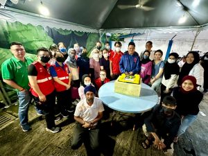 Raja Muda Perlis santuni petugas Dapur Jalanan Bulan Sabit Merah