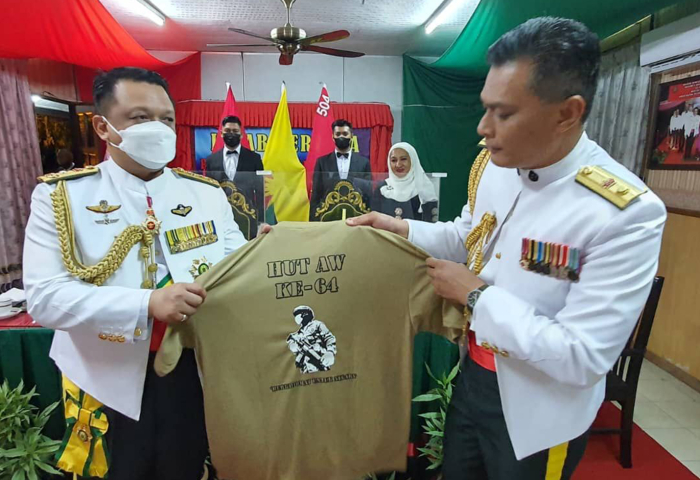 Raja Muda Raja Puan Muda berangkat ke Majlis Makan Malam Rejimental Rejimen 504 Askar Wataniah