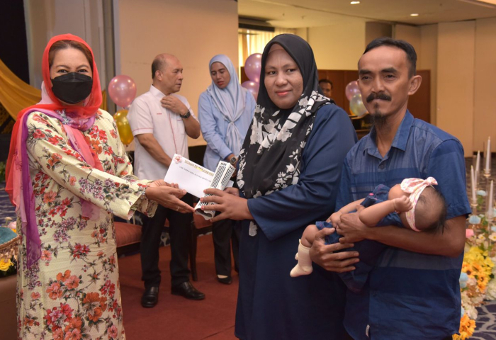 Raja Puan Muda Sempurnakan Sumbangan Simpanan Bayi Lahir Tabung Putra Petri YTSP