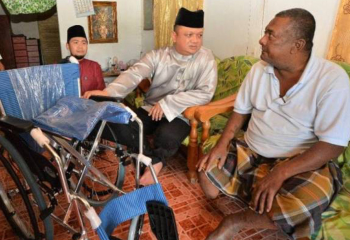 Gembira Terima Kerusi Roda Pemberian Raja Muda Perlis