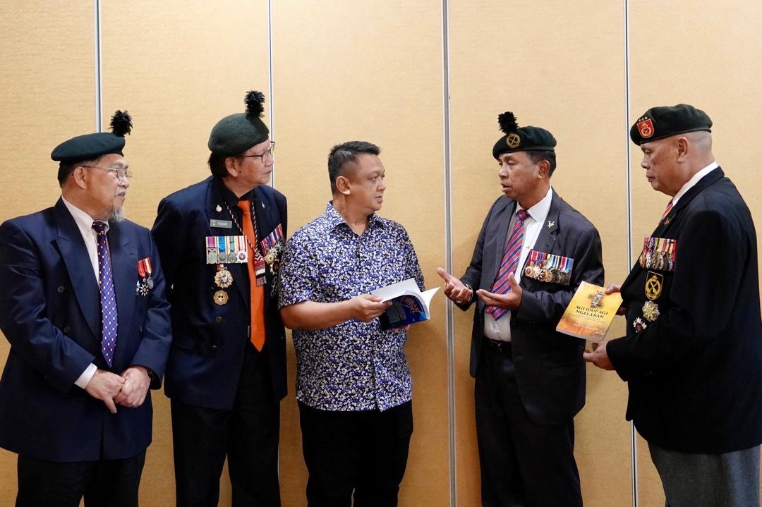 Raja Muda Perlis Terima Persembahan Buku Memori Perwira Anak Borneo di Kuching