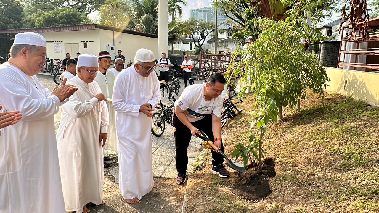 Raja Muda Perlis Kunjungi Surau-Surau di Lembah Klang Sempena Kayuhan Amal ‘Care For Life’ KPJ Healthcare
