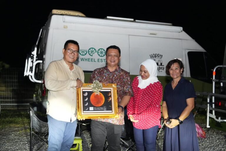 Raja Muda, Raja Puan Muda Perlis berkenan lihat fenomena bersejarah “Bulan Berdarah”