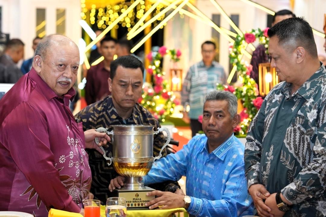 RAJA PERLIS NASIHAT ANGGOTA TENTERA ELAK HUTANG ALONG, TEKANKAN DISIPLIN DAN PERPADUAN