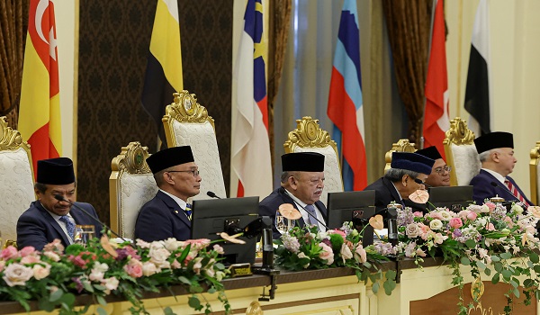 KUALA LUMPUR, 8 Okt -- Raja Perlis Tuanku Syed Sirajuddin Jamalullail berkenan mempengerusikan Mesyuarat Majlis Raja-Raja ke-270 di Istana Negara hari ini.

Turut berangkat Sultan Terengganu Sultan Mizan Zainal Abidin.

-- fotoBERNAMA (2025) HAK CIPTA TERPELIHARA