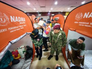 Raja Muda, Raja Puan Muda diiringi Ketua Pengarah NADMA lawat PPS di Dewan 20201