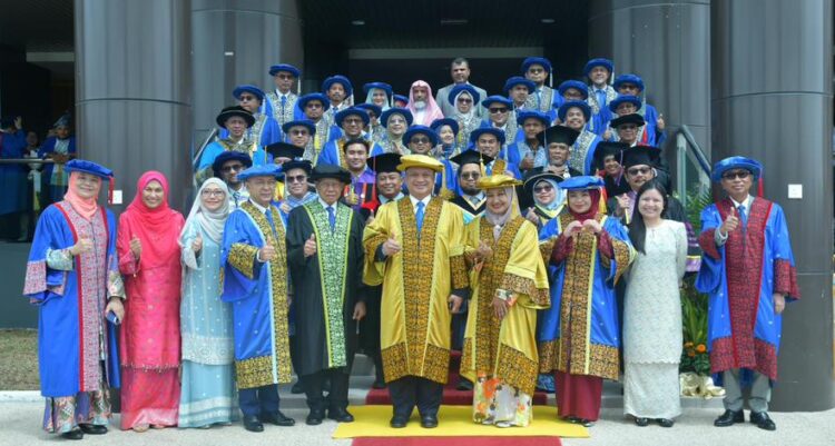 Tok Pa terima Ijazah Kehormat Doktor Pengurusan Unimap