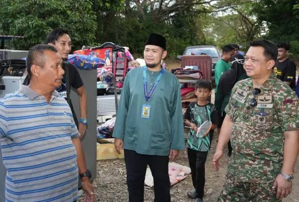 Raja Muda Perlis tinjau mangsa banjir Wang Kelian, serah sumbangan zakat