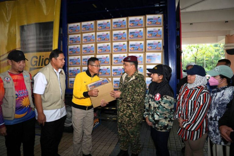 Raja Muda, Raja Puan Muda diiringi Ketua Pengarah NADMA lawat PPS di Dewan 20202