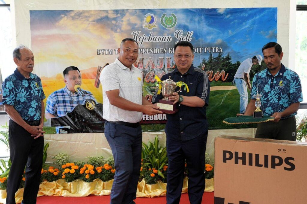Raja diiring Raja Muda Perlis sempurnakan Penyampaian Hadiah Kejohanan Golf Piala Tuanku Presiden