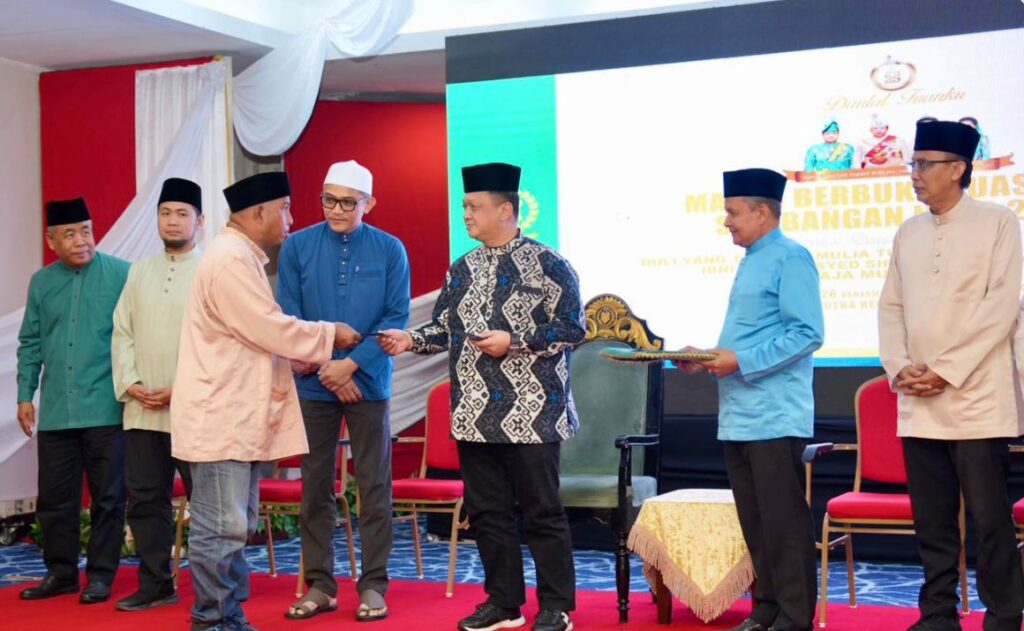 Raja Muda Perlis Sempurnakan Sumbangan RM20,000 Kepada 100 Asnaf Anjuran NUTP