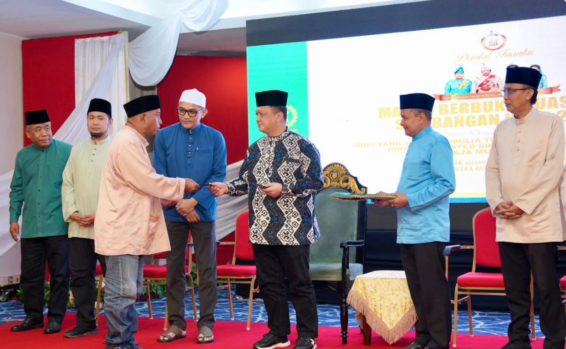 Raja Muda Perlis Sempurnakan Sumbangan RM20,000 Kepada 100 Asnaf Anjuran NUTP