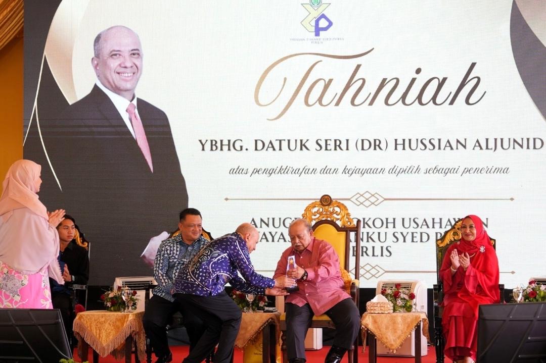 Syed Hussian Aljunid Terima Anugerah Tokoh Usahawan YTSP1