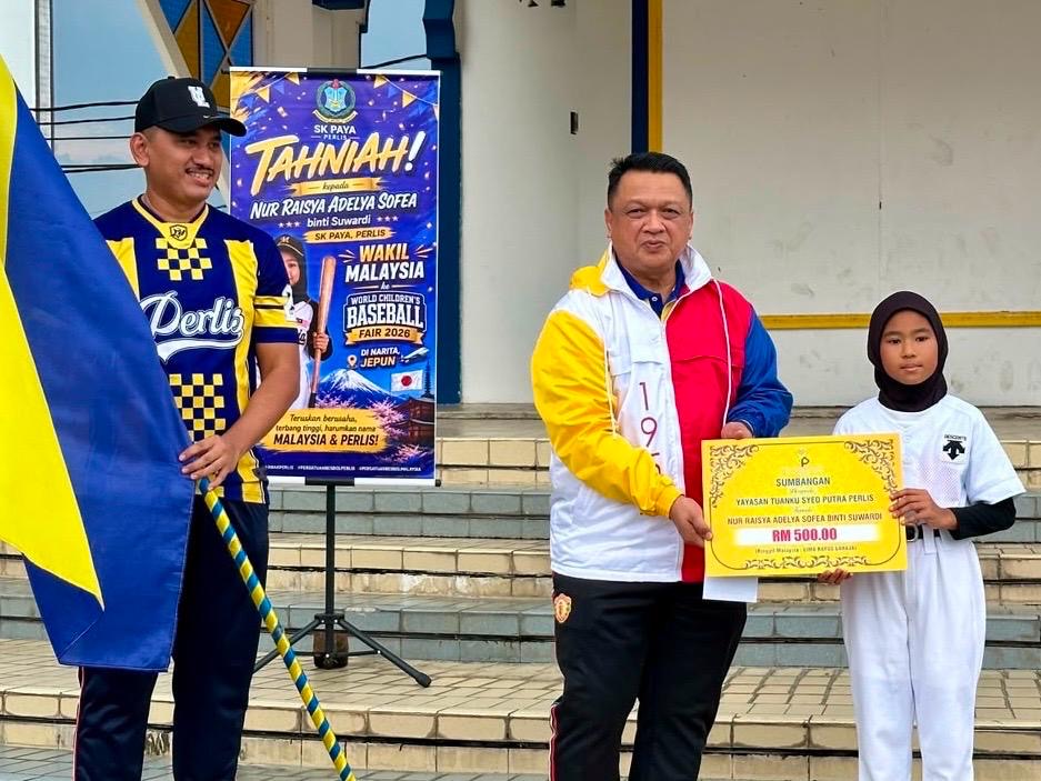 Raja Muda Perlis sempurna penyerahan bendera kepada atlet muda wakil Malaysia ke kejohanan besbol dunia