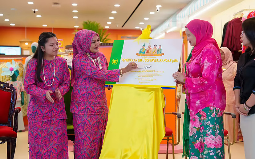 Raja Puan Muda Perlis rai anak yatim di pembukaan cawangan Bayu Somerset