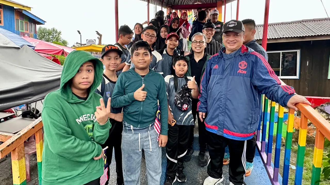 Fahmi iringi Raja Muda Perlis tinjau pendidikan digital komuniti Kuala Perlis