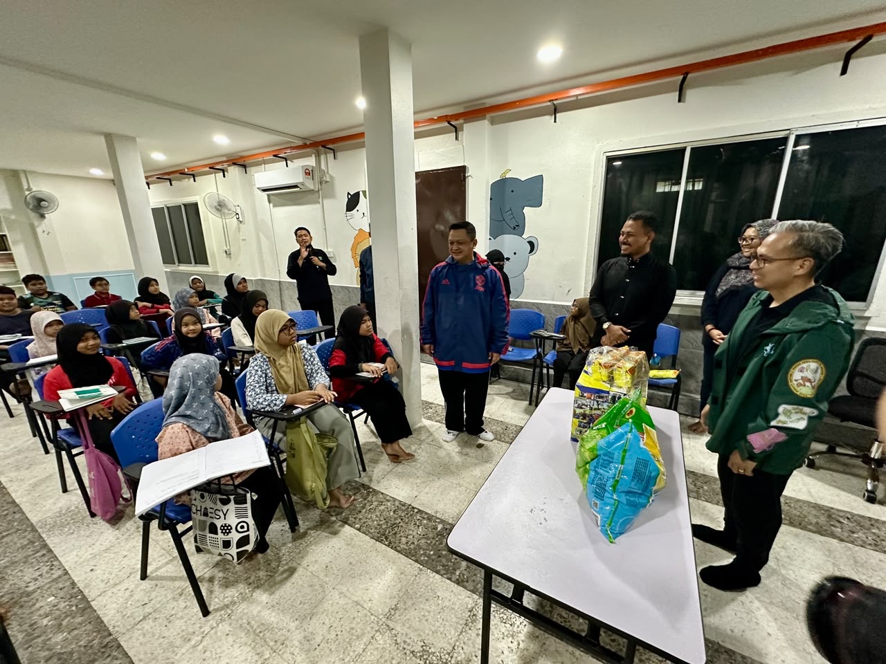 Raja Muda Perlis, Fahmi santuni komuniti Seberang Ramai