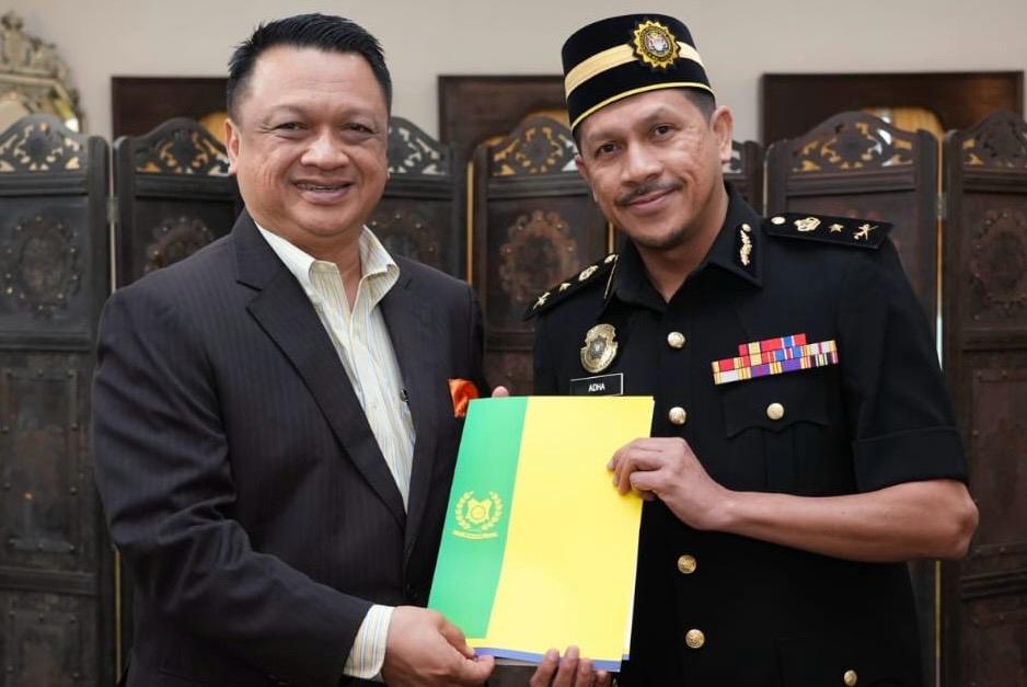 Raja Muda Perlis Zahir Penghargaan kepada Pengarah SPRM Perlis Atas Khidmat Cemerlang