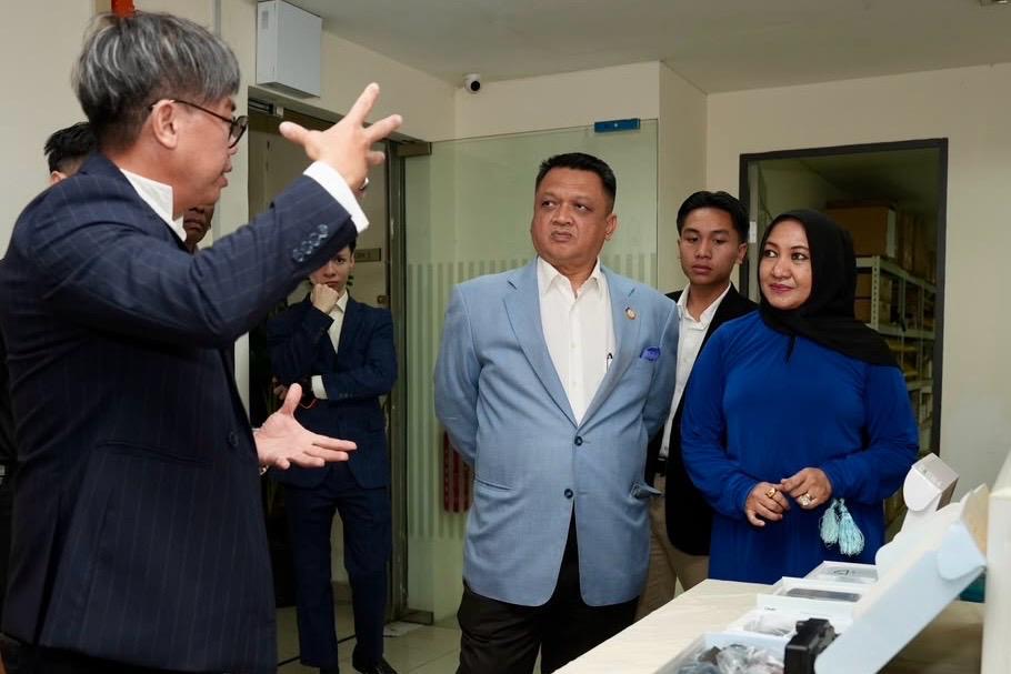 Raja Muda Perlis tinjau teknologi komunikasi radio dua hala Mal Tel