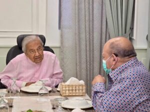 Raja, Raja Perempuan Perlis ziarah Tun Mahathir di IJN1